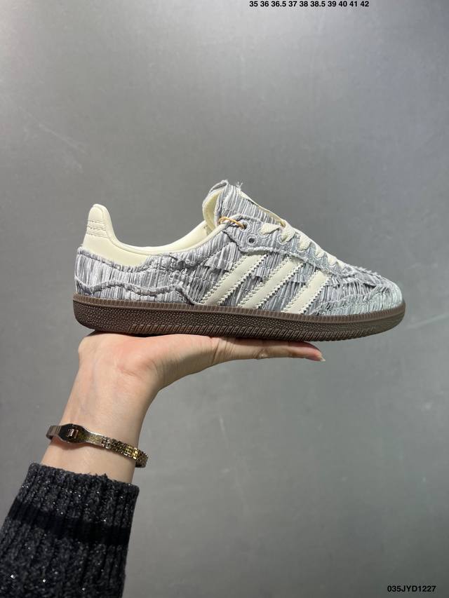 公司级Adidas三叶草Samba Og 休闲板鞋 性价比天花板 该鞋款鞋面采用多种材料拼接 缝 车线 Superstar系列又备受众多滑板爱好者的青睐 这款S