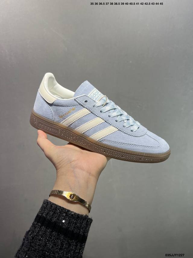 Adidas Handball Spezial 阿迪达斯经典款 复古休闲板鞋 全鞋采用反毛皮制作 牛筋耐磨大底 承载青春情怀的板鞋 经典三条杠装饰鞋侧 品牌辨识