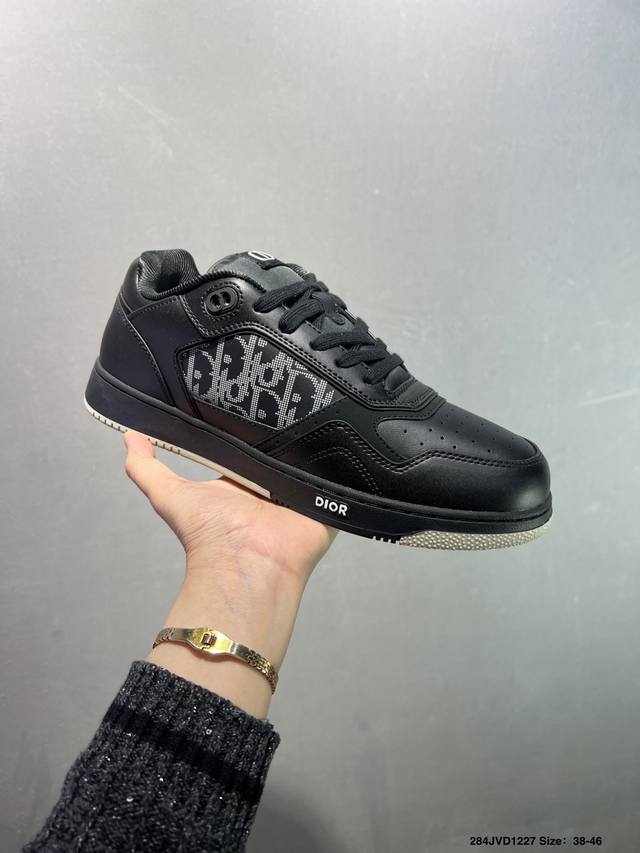 公司级Dior 迪奥网眼织物低帮运动休闲鞋 该款系列采用黑网色眼织物白和色科技料面精心制 作图形标志 外格轻盈的刻雕效果橡胶鞋搭底配标志性点的缀提升格调 内弹部