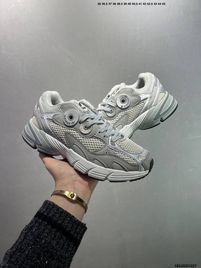 男女鞋真标半码制#采用牛剖革组合透气网织布鞋面材质#搭载Torsion System抗扭转科技#外置4层组合鞋底部致敬千禧年，阿迪达斯Adidas Origin