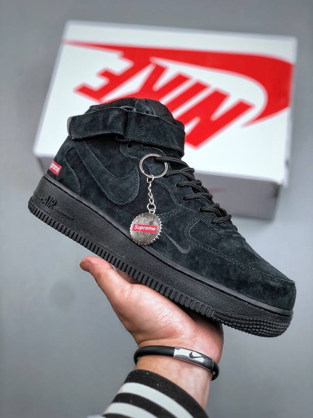 街头典藏款文案 质感叙事风 浅灰麂皮的温柔暴击，是Supreme与Nike Air Force 1 Mid的联名浪漫！鞋款以细腻翻毛皮革重塑经典中帮鞋型，鞋侧红