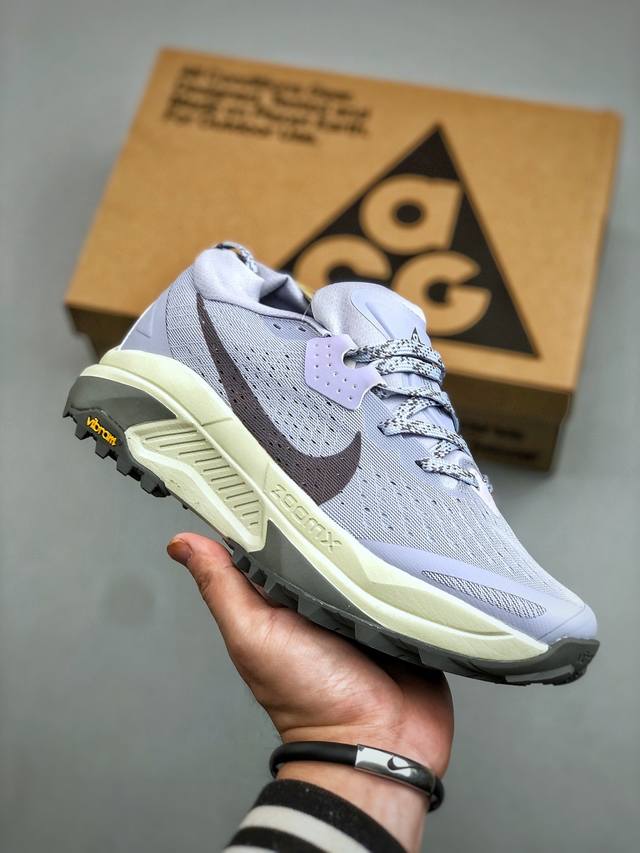 Nike Acg Zegama Trail 越野登山跑步鞋登月兼顾迅疾外观和稳固脚感 后跟覆面和中足动态支撑巧妙融合 缔造稳定顺畅的迈步体验 货号：Hv8113