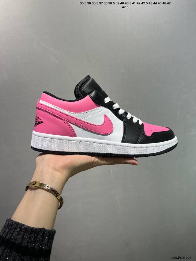 公司级Air Jordan 1 Low Aj1乔1低帮休闲板鞋 同步官方配色 原厂皮料 原档冲孔鞋头 正确满胶鞋垫 四线拉帮 原厂织唛标 鞋舌高弹海绵填充。 官
