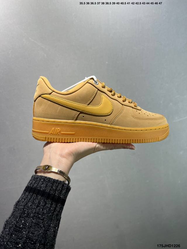Nike Air Force 1 Low 空军一号 Af1 低帮百搭休闲运动板鞋。柔软、弹性十足的缓震性能和出色的中底设计，横跨复古与现代的外型结合，造就出风靡