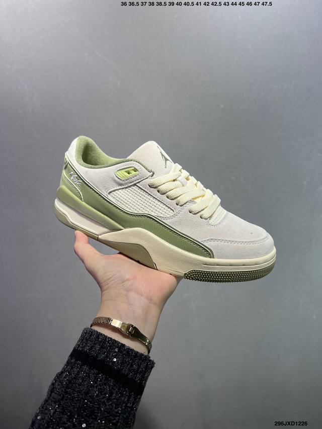 公司级Air Jordan Flight Court 乔丹 低帮 复古休闲运动篮球鞋 设计简约又不失复古韵味鞋内的鞋垫柔软且有弹性 能够很好地缓冲落地时的冲击力