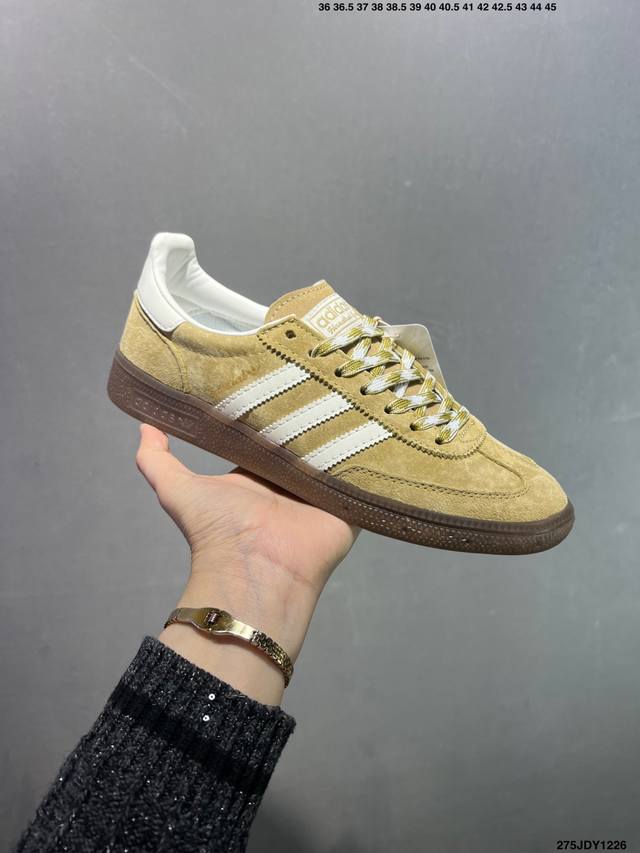 Addis Original Samba Og 复古单品 复古桑巴板鞋 这款桑巴鞋展示了高质量的工艺 带有装饰的超锁缝制和无缝的手感 柔软、柔软的皮革造型和标志