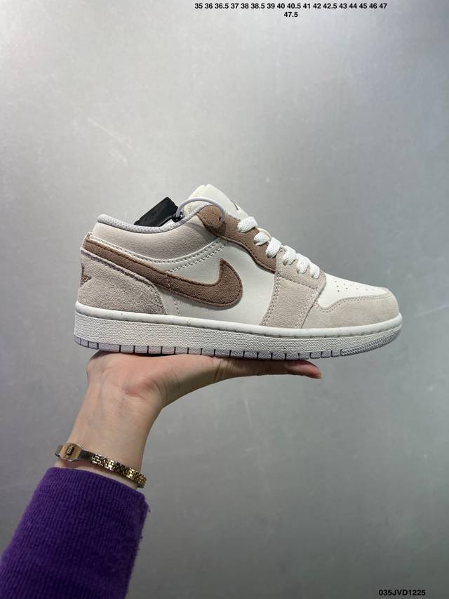 公司级Air Jordan 1 Low Aj1乔1低帮休闲板鞋 同步官方配色 原厂皮料 原档冲孔鞋头 正确满胶鞋垫 四线拉帮 原厂织唛标 鞋舌高弹海绵填充。 官