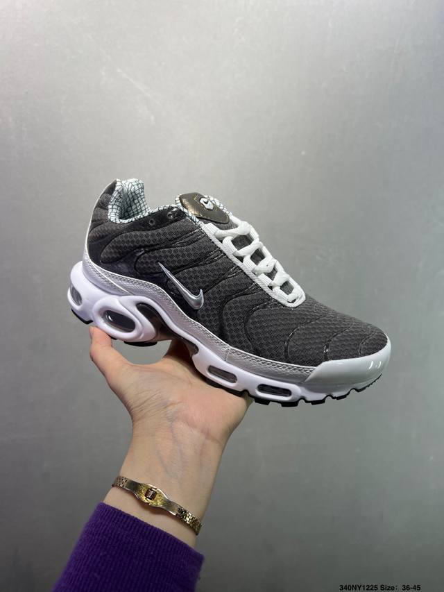 耐克Nike Air Max plus气垫复古慢跑百搭鞋休闲运动鞋 这双鞋采用前脚掌开窗式气垫 这种设计在当时是前所未有的 鞋带孔的设计灵感来自人体肋骨 而鞋底