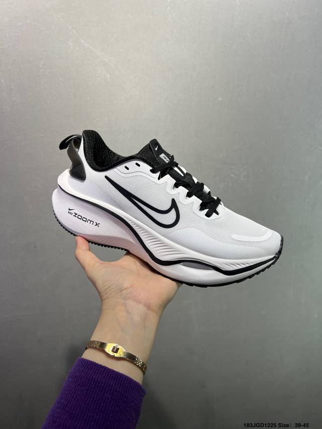 带半码 Nike Zoom plus 耐克 舒适减震防滑 低帮跑步鞋 全掌Reactx泡绵中底 前掌和后跟还配备了Air Zoom气垫单元 据说跑起来更快更舒适