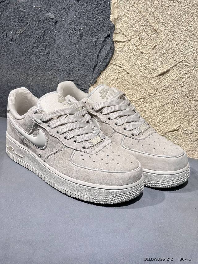 新品上市实拍 极致性价比 Nike Air Force 1 Low 原厂冲刀皮料切割干净无任何毛边清洁度细节完美 做工细节全方位比对 原楦原纸板打造纯正空军专注