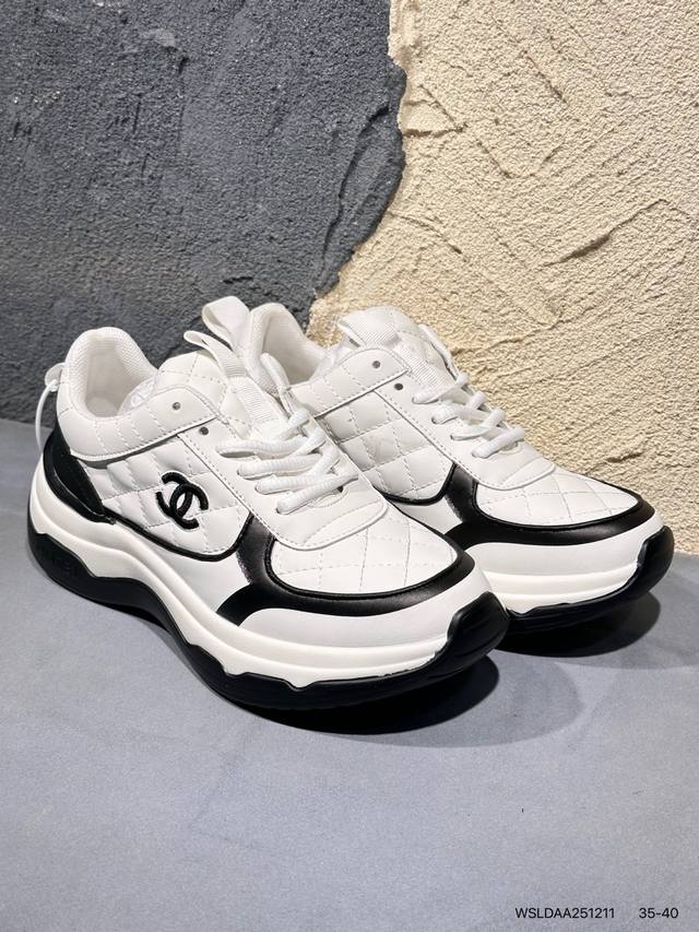 新品上市实拍 小红书爆款 香奈儿 明星同款 新款时尚百搭休闲款 鞋面走线精整 清晰质感 原单品质 采用家族工艺 高端时尚 简约大气 防滑舒耐磨休闲鞋Wsldaa