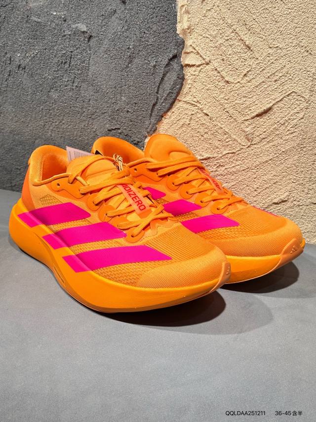 Ad Adizero Evo Sl M 阿迪超轻透气缓震跑鞋 以令人难以置信的138克重量，刷新了跑鞋轻量化的记录，阿迪在材料科学和工艺技术上的深厚积累。 全新