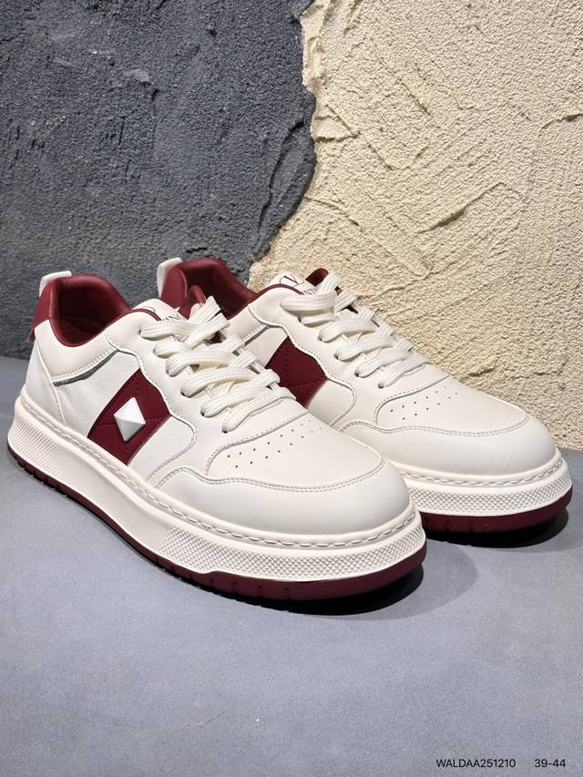 Valentino 华伦天奴原版复刻货来袭超多网红明星上脚图正品香港12K港币购回各个部位都是正品开模、拒绝看图做货 鞋面采用头层牛皮。内里水染牛里+牛皮垫脚，