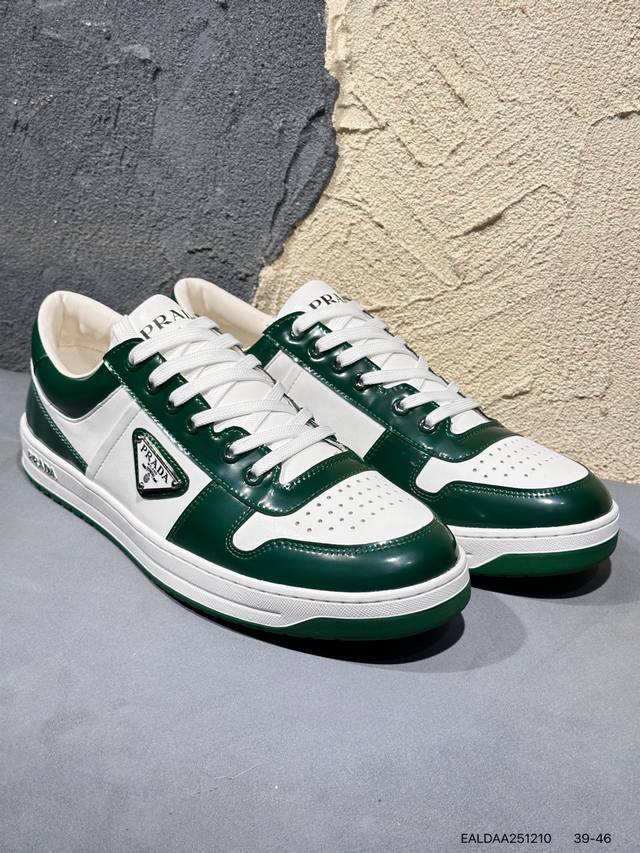 新品上市实拍 小红书爆款 prada普拉达 明星同款 新款时尚百搭休闲款 鞋面走线精整 清晰质感 原单品质 采用家族工艺 高端时尚 简约大气 防滑舒耐磨休闲鞋E