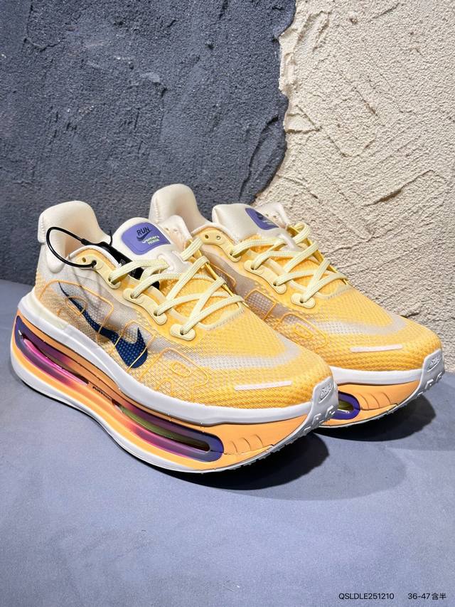 新品上市实拍 一经曝光就让人跃跃欲试，Nike 主打柔软脚感的路跑鞋Vomero 迈柔系列，迎来顶级缓震 premium 版本的进化登场，伴随近日官图曝光，发售