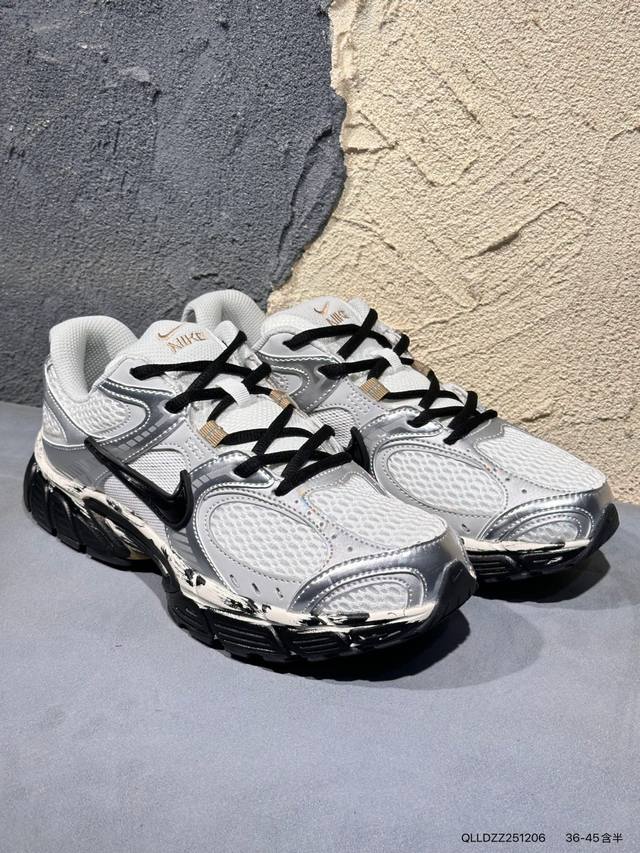 新品上市实拍 V5 Rnr 舒适百搭防滑耐磨 低帮跑步鞋 舒适有型适合日常穿着该鞋款延续千禧年经典设计搭载泡绵中底厚实而轻盈匠心细节巧搭立体耐克勾标志焕新演绎复