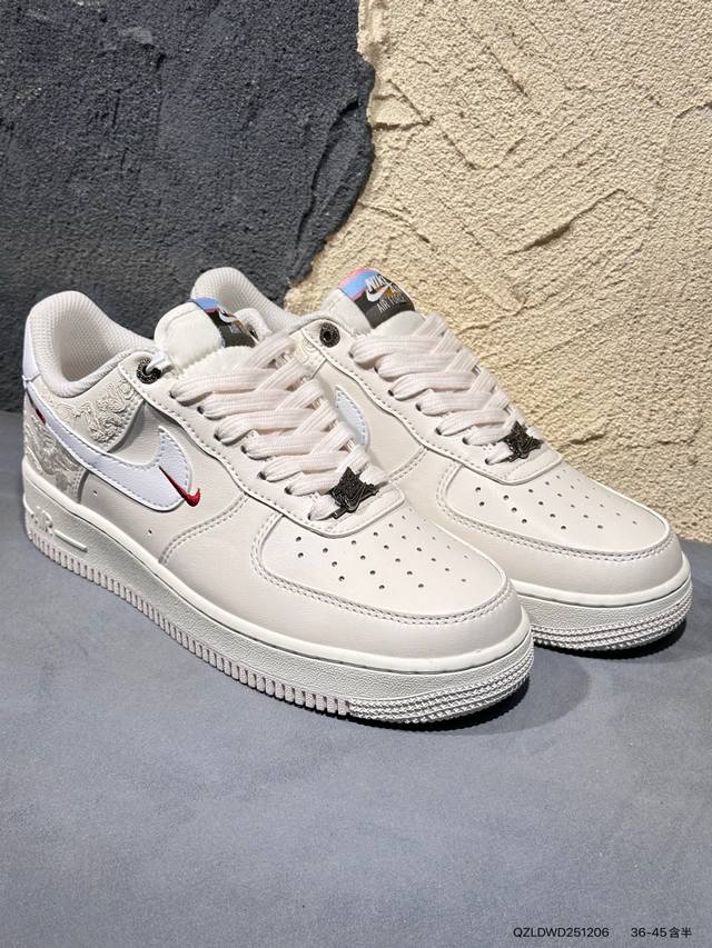新品上市实拍 耐克Nike Air Force 1 Low 空军一号低帮百搭休闲运动板鞋。柔软、弹性十足的缓震性能和出色的中底设计，横跨复古与现代的外型结合，造