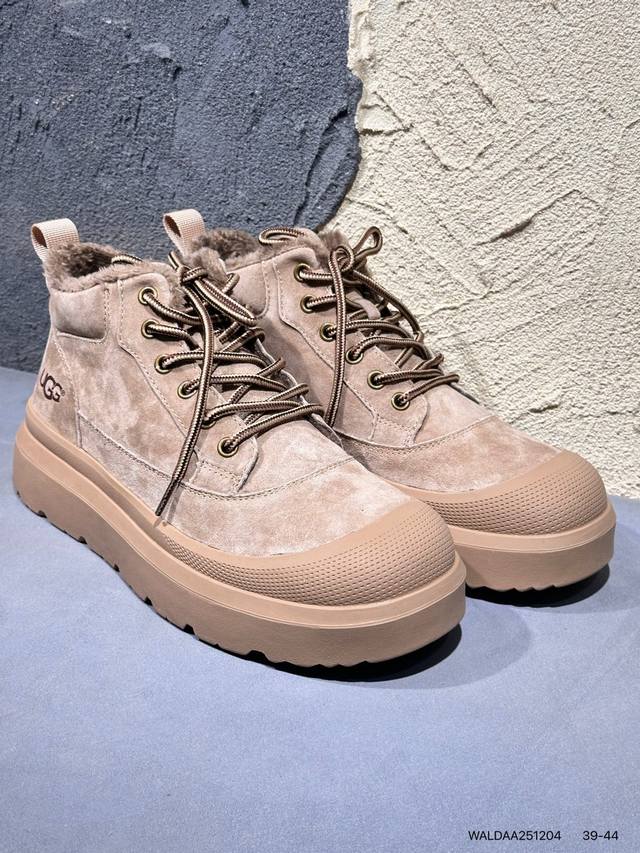 Ugg 品牌的起源可以追溯到澳大利亚，一战时期，澳大利亚飞行员用两块羊皮包裹成鞋子穿在脚上御寒，这种设计后来逐渐在澳洲流行开来。品牌正式创立于 1978 年，由