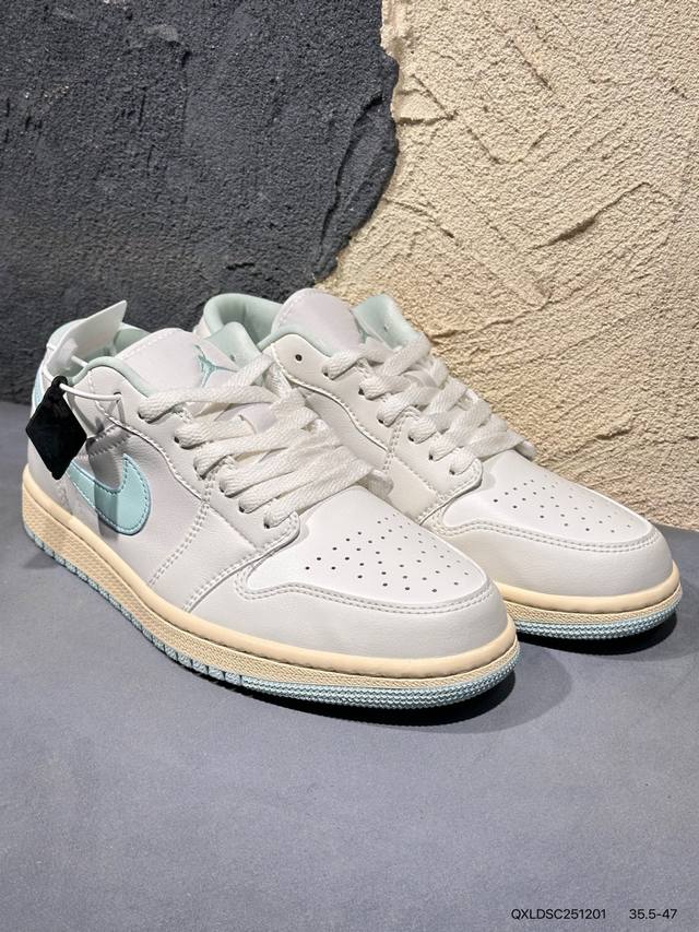 新品上市实拍 Air Jordan 1 Low 低帮 蓝柠檬 Aj1 乔丹1代 Aj1 乔1 低邦 蓝黄拼接 乔丹篮球鞋系列 鞋身采用蓝色皮革勾勒轮廓，明黄色注