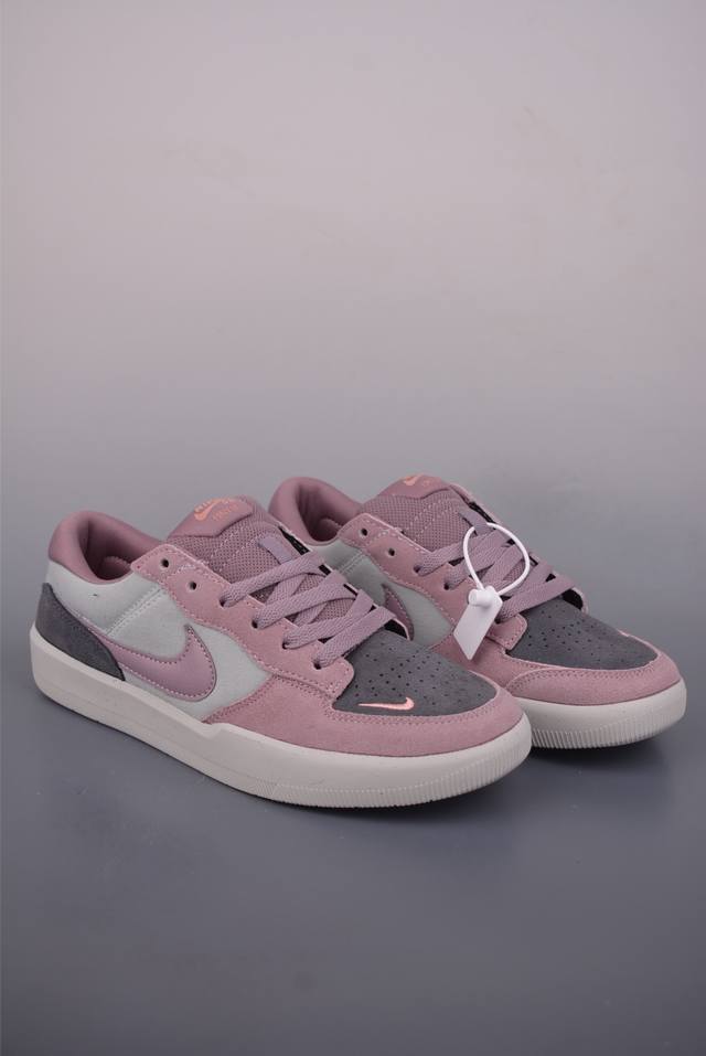 耐克Nike Sb Force 58 硫化杯底 传统篮球风格 原楦版型 Nike Sb Force 58 男 女滑板鞋采用包边设计 经久耐穿 硫化结构则有效提升