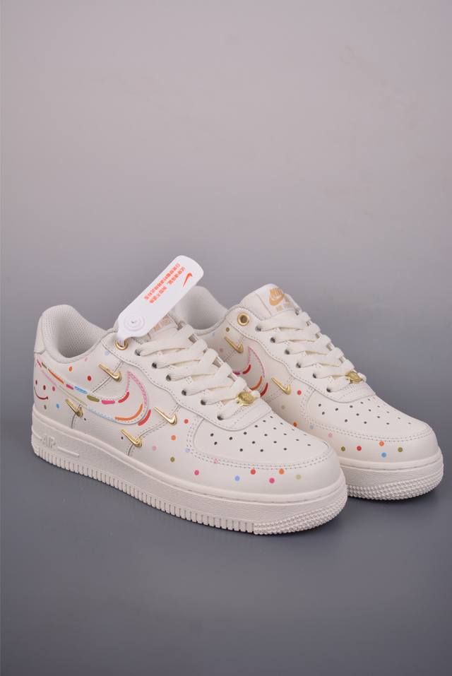 Nike Air Force 1 Low 四勾彩喷 原楦头原纸板 打造纯正空军版型 专注外贸渠道 全掌内置蜂窝气垫 原盒配件 原厂中底钢印、拉帮完美 官方货号: