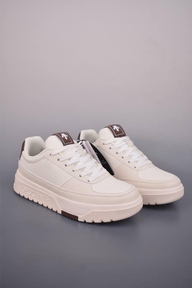 迪桑特De Boar D复古拼接 时尚潮流 休闲板鞋 皮革材质鞋面 舒适贴合 质感出众 造型简洁百搭 适应多种日常穿搭风格 官方货号: D5431Dsn7723