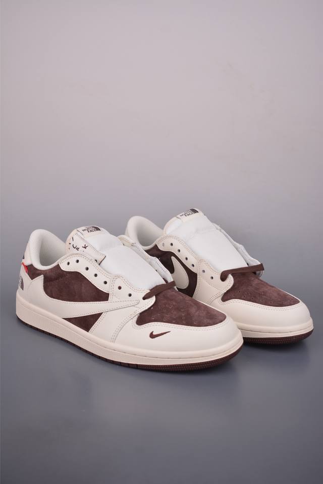 Fragment X Travis Scott X 北面 Air Jordan 1 Low 三方联名倒钩 全新的三方联名低帮倒钩鞋面延续了黑脚趾设计，整双鞋以全