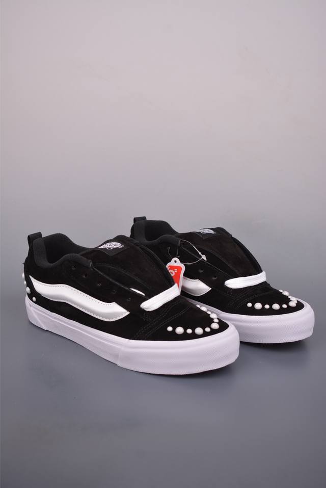 Vans Knu Skool 珍珠铆钉面包鞋 此次以珍珠元素为设计亮点 面包鞋标志性的立体大Logo搭配黑色麂皮材质，鞋面及后跟融合珍珠铆钉元素，品牌再次以大胆