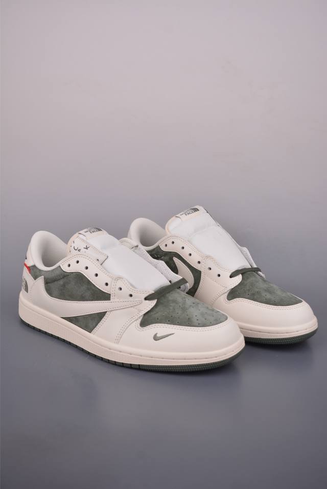 Fragment X Travis Scott X 北面 Air Jordan 1 Low 三方联名倒钩 全新的三方联名低帮倒钩鞋面延续了黑脚趾设计，整双鞋以全