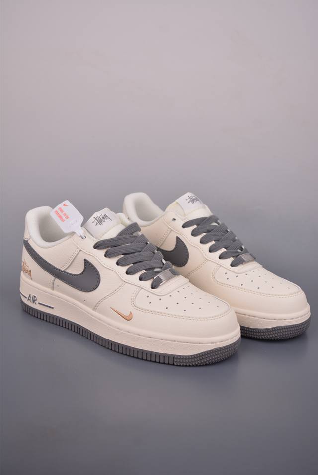 Air Force 1 Low 斯图西联名 原楦头原纸板 打造纯正空军版型 专注外贸渠道 全掌内置蜂窝气垫 原盒配件 原厂中底钢印、拉帮完美 官方货号: Xx3