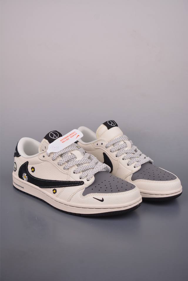 Fragment X Travis Scott X 小雏菊 Air Jordan 1 Low 三方联名倒钩 全新的三方联名低帮倒钩鞋面延续了黑脚趾设计，整双鞋以