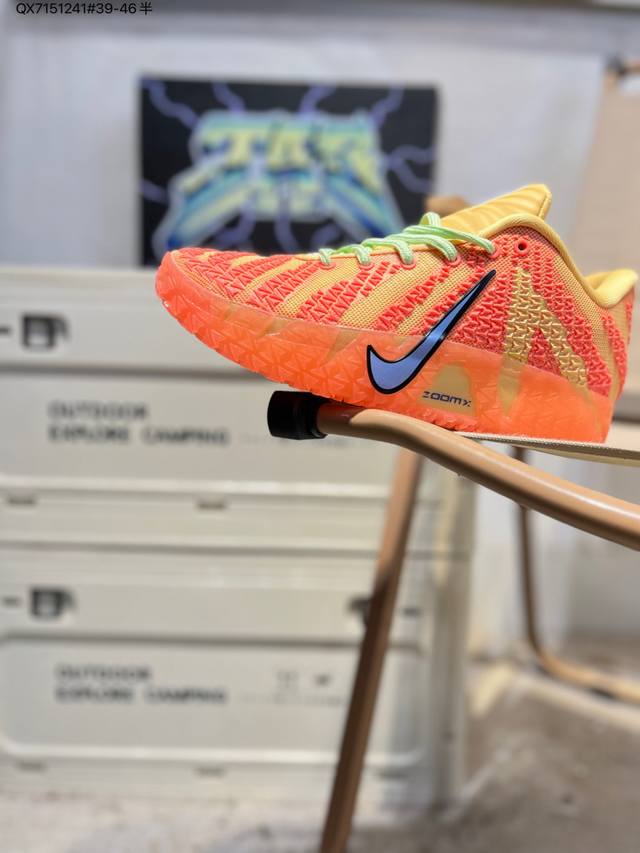 Nike Ja 3 Ep 莫兰特三代低帮实战篮球鞋 #鞋面采用白色网布搭配棱纹覆面设计，延续了耐克 Ja系列一贯的凌厉轮廓。鞋侧饰有反光效果的粉色与蓝色 Swo