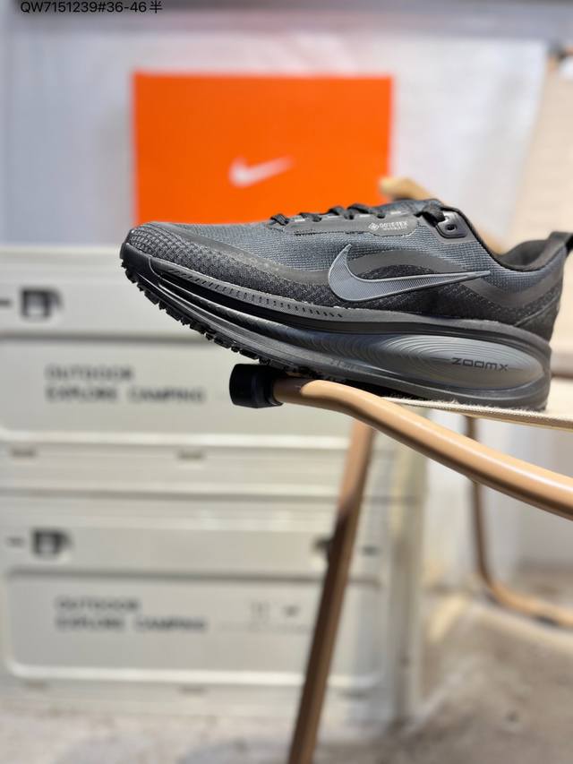 Nike Vomero 18 Gtx 耐克 舒适减震防滑 低帮跑步鞋全掌Reactx泡绵中底 前掌和后跟还配备了Air Zoom气垫单元 据说跑起来更快更舒适哦
