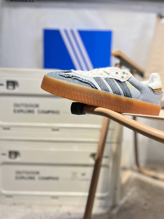 Adidas 阿迪达斯 男女同款运动鞋 三叶草Samba Velentine 休闲鞋 德训鞋 复古板鞋经典运动鞋。一款阿迪达斯的Samba面包鞋，该鞋具有厚实的