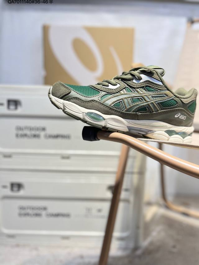 Asics Gel- Nyc亚瑟士经典跑鞋 如今机能风和户外风吹得正劲，便是主打“Urban Outdoor机能越野风格”，城市和户外场景都能轻松应对。关键是跑