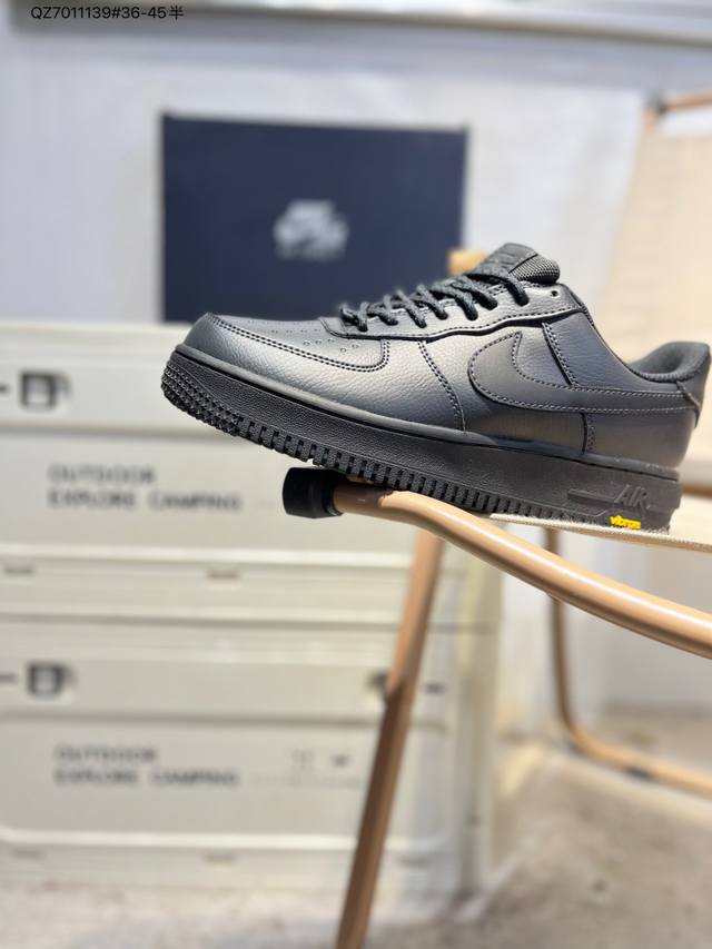 耐克 Nike Air Force 1 '07空军一号 百搭休闲运动板鞋。柔软、弹性十足的缓震性能和出色的中底设计，横跨复古与现代的外型结合，造就出风靡全球三十