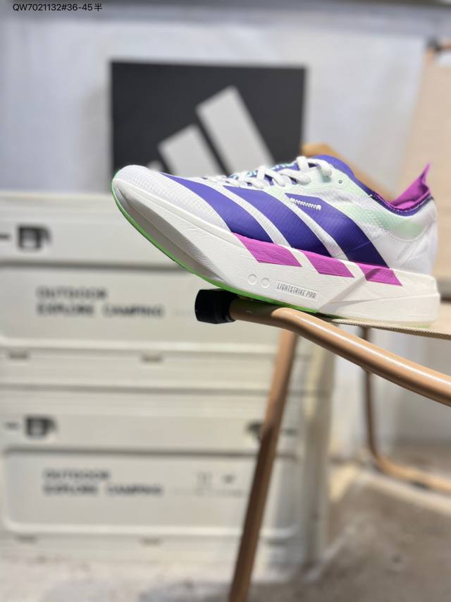 Ad Adizero Adios pro 4 马拉松竞速专业跑鞋 Celermesh针织网面非常轻薄 纤维间的缝隙很大 可以保证跑步时的透气、排汗效果 鞋舌直接