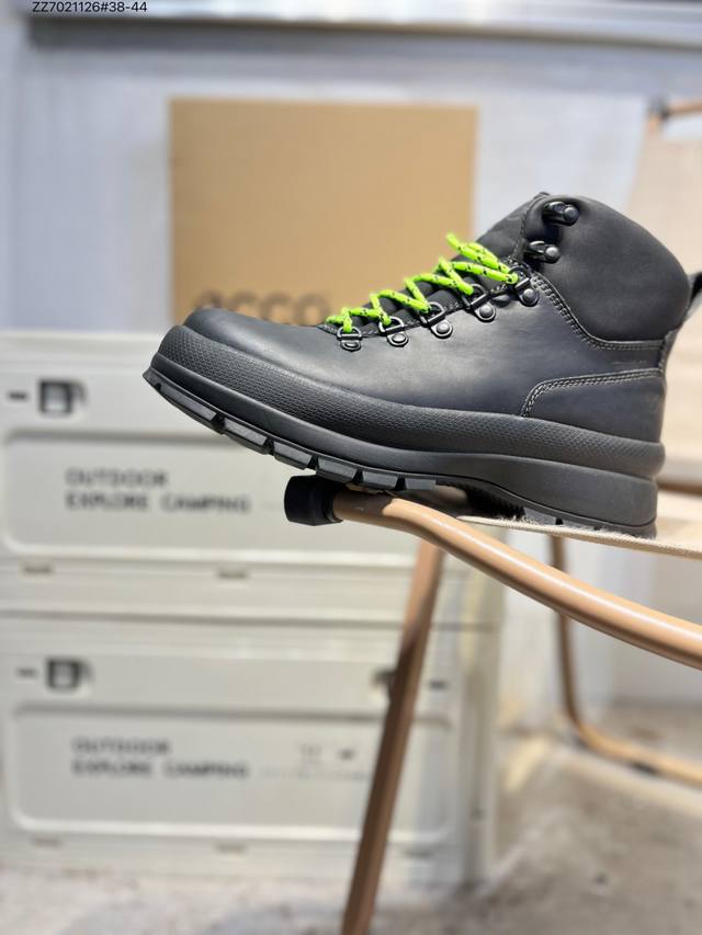 Ecco爱步男鞋轻便透气舒适耐穿 亲肤吸汗舒适内里 防滑防磨 持久干爽 简约粗绳系带 穿脱更加方便 柔韧防滑大底 鞋底立体凹槽 凹凸花纹加持 增强防滑减震性能