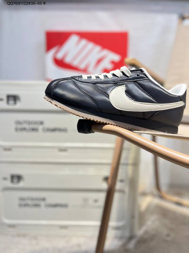 Nike Classic Cortez 全新配色 经典阿甘休闲跑步鞋 纯粹而执着的精神，使得Cortez种在了一代人的心里，无论是否喜欢它复古的鞋型，一双Nik
