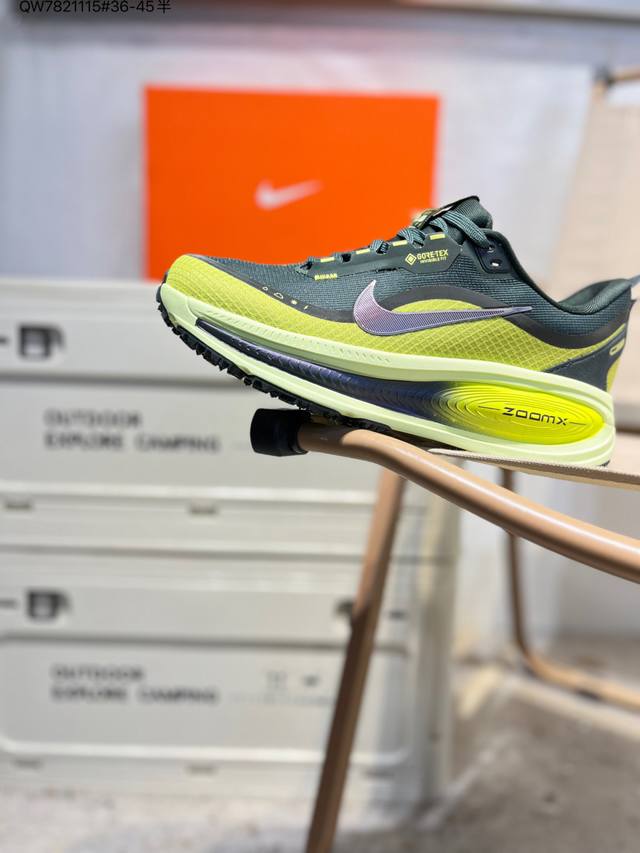 Nike Vomero 18 Gtx 耐克 舒适减震防滑 低帮跑步鞋全掌Reactx泡绵中底 前掌和后跟还配备了Air Zoom气垫单元 据说跑起来更快更舒适哦