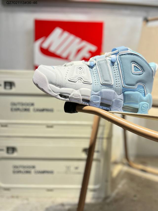 Nk Air More Uptempo ’96 Slide 皮蓬 以流行于街头的涂鸦文化为设计灵感，整体的设计风格夸张而充满魅力，厚实而充满质感的皮质鞋面两侧印