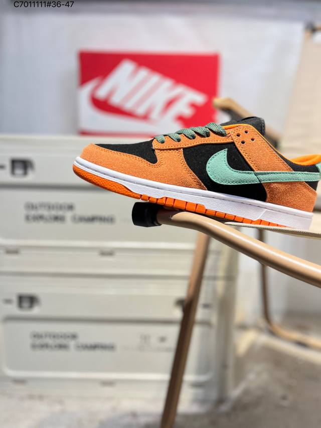 耐克Nike Dunk Low 板鞋Sb系列经典百搭休闲运动板鞋加厚鞋舌的填充，使舒适性大大提升，同时也更方便穿脱中底部分则加入了脚感柔软舒适Zoomair气垫