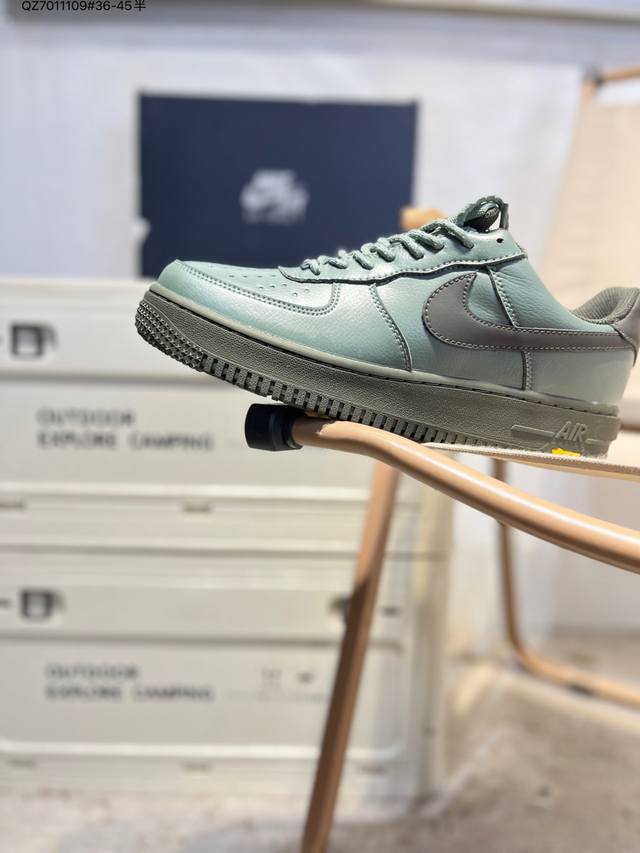 耐克 Nike Air Force 1 '07空军一号 百搭休闲运动板鞋。柔软、弹性十足的缓震性能和出色的中底设计，横跨复古与现代的外型结合，造就出风靡全球三十