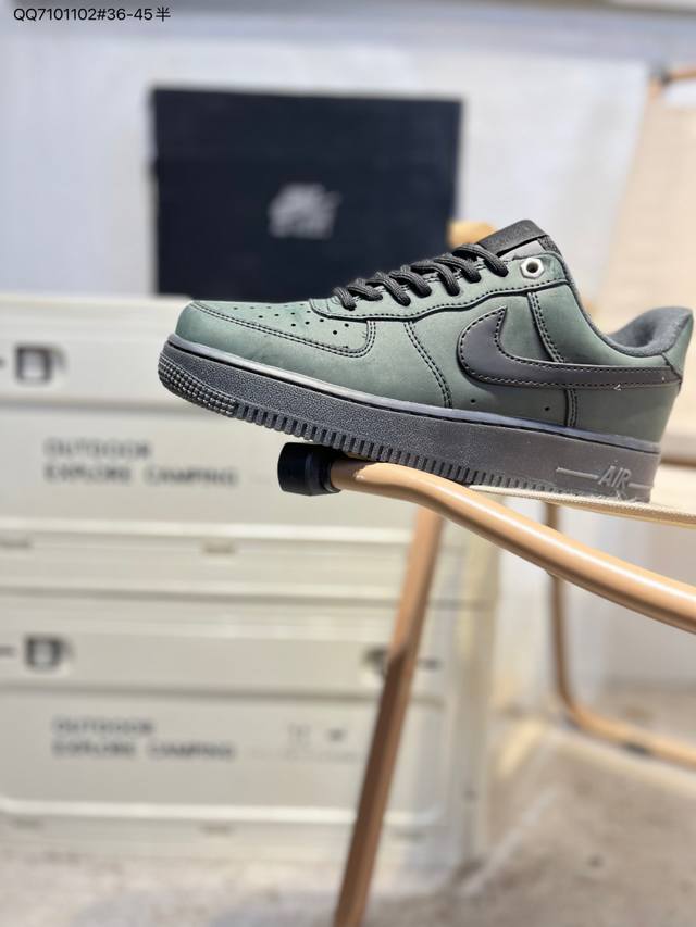 耐克 Nike Air Force 1 '07空军一号 百搭休闲运动板鞋。柔软、弹性十足的缓震性能和出色的中底设计，横跨复古与现代的外型结合，造就出风靡全球三十
