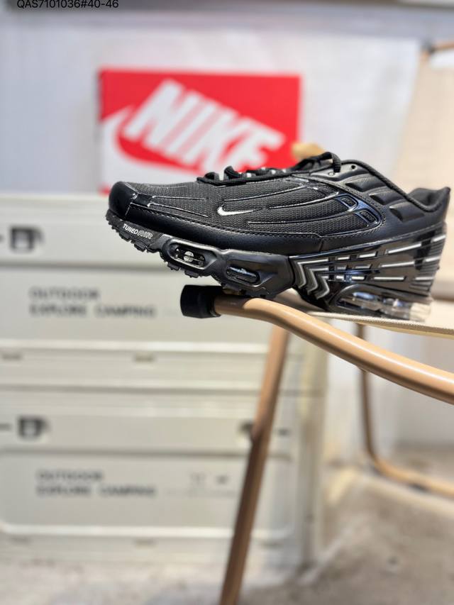 Nike Air Max plus耐克 轻便缓震 耐磨大气垫系列 跑鞋 此款整个鞋面是以黑色呈现 辅以特殊材质打造 受热或者摩擦之后 能够呈现出彩色色块 在视觉