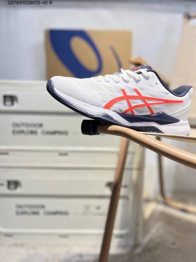 Asics Gel-Tactic 12亚瑟士经典跑鞋 如今机能风和户外风吹得正劲，便是主打“Urban Outdoor机能越野风格”，城市和户外场景都能轻松应对