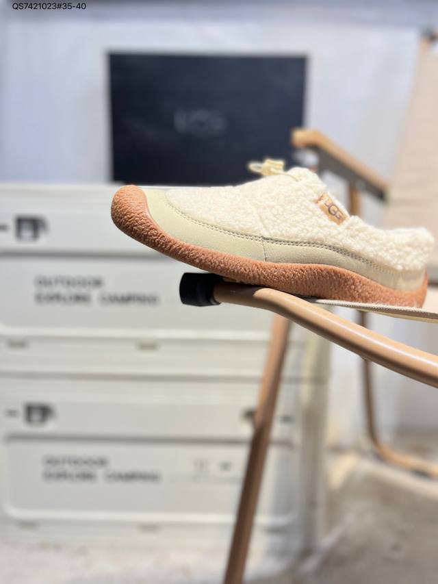 Ugg一脚蹬 经典鞋面设计赋予其更加流畅的外观和出色的包裹性 大胆的色彩搭配流线型设计带来全新旗舰鞋款 这是对经典的重塑更是对未来的探索与致敬 演绎现代潮流机能