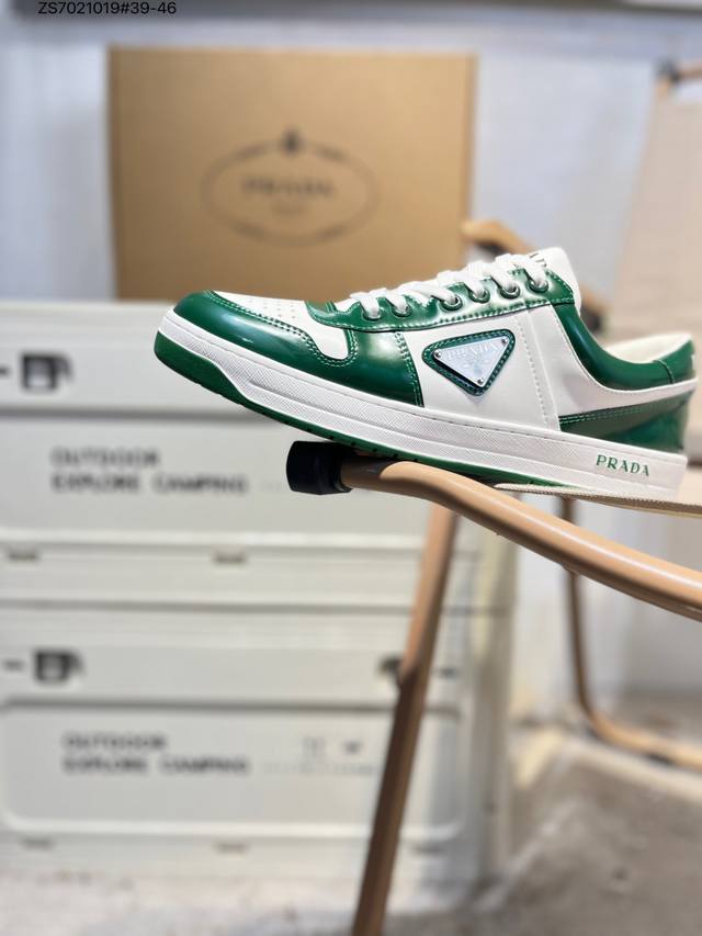 prada 普拉达 专柜同步上市， 新款男鞋、面料精选原版小牛皮，。头层进口丝绸牛皮内里。原版牛里垫脚！原版开模防滑pu大底，精美线条、简约大气，上脚感超级舒适