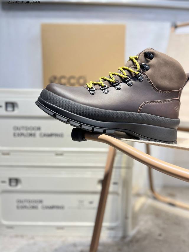 Ecco爱步男鞋轻便透气舒适耐穿 亲肤吸汗舒适内里 防滑防磨 持久干爽 简约粗绳系带 穿脱更加方便 柔韧防滑大底 鞋底立体凹槽 凹凸花纹加持 增强防滑减震性能