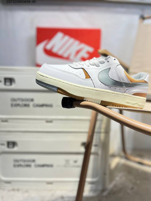 W Nike Gamma Force兼顾舒适脚感和出众风范，演绎匠心之作。结构性的支撑贴合感结合复古篮球设计，塑就场外全明星风范。 货号:Dx9176 Cs73